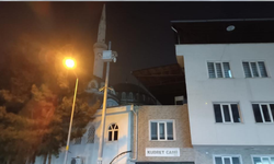 Cami minaresine yıldırım düştü