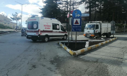 Yola savrulan motosikletin sürücüsü kaskı sayesinde kurtuldu