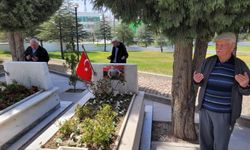 Eskişehir'de koca çınarlardan unutulmayan vefa: Şehitlikte duygusal anlar!