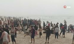 Gazze'de çadırların boğucu sıcağından kaçan aileler sahilleri doldurdu