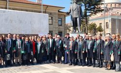 Eskişehir Barosu Avukatlar Günü dolayısıyla çelenk töreni düzenledi