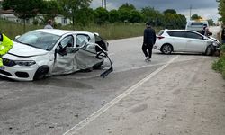 İki otomobil çarpıştı: 2 ölü, 3 yaralı
