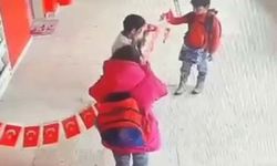 Minikler yere düşen bayrağı asmak için seferber oldular