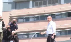 CHP Genel Merkezi’nde gerginlik: Mahmut Tanal hortumla çatıya çıktı