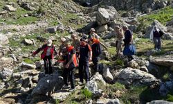 Dağlık alanda düşerek yaralan şahsı ekipler kurtardı