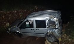 Hafif ticari araç dereye uçtu: 1 yaralı