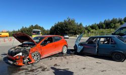 Otomobiller çarpıştı: 5 yaralı