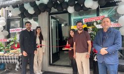 İsmail ve Engin giyim mağazası açtı