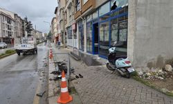 Eskişehir'de kontrolden çıkan otomobil direği devirdi, market camı kırıldı: Sürücü yaralandı
