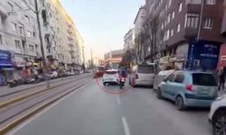 “Kamera çekiyor mu?” dedi, saniyeler sonra kaza yaptı: Eskişehir’de ilginç anlar kamerada