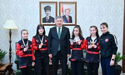 Vali Yılmaz, sporcu Gülsena Karakuyulu ve öğrencilerini makamında ağırladı