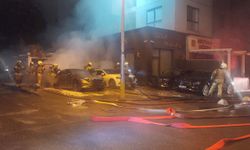 Kadıköy’de galeri önündeki park halindeki araçlar alev alev yandı