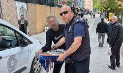 Eskişehir'de zabıta ile seyyar satıcı arasında gergin anlar: "Bizi gariban gördünüz diye mi böyle yaptınız?"