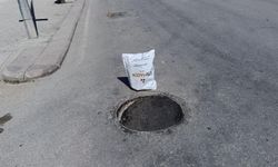 Eskişehir’de çöken rögar kapağına vatandaşın poşetli önlemi dikkat çekti