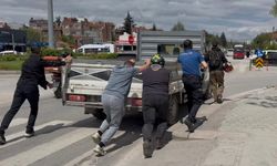 Eskişehir’de yolda kalan kamyonetin imdadına polis ve sürücüler yetişti