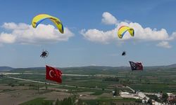 Eskişehir'de pilotlar 19 Mayıs'ı gökyüzünde Türk bayrağı ve Atatürk posteri açarak kutladı