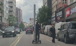 Kendinden uzun merdiveni elektrikli scooter ile taşıdı