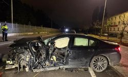 Eskişehir’de refüje çarpan otomobil hurdaya döndü: Sürücü sıkıştığı araçtan kurtarıldı