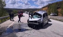 Eskişehir'den Ağrı'ya gidiyordu: Bariyerlere çarpan hafif ticari araçtaki 6 kişi yaralandı