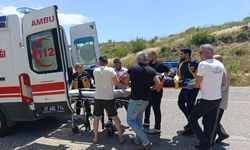Devrilen traktörden kabin sayesinde yaralı kurtuldu