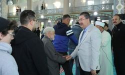 Vali Yılmaz bayram namazını vatandaşlarla birlikte eda etti