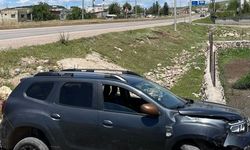 Kontrolden çıkan otomobil yol kenarına savruldu: 2 yaralı