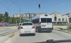 Eskişehir'de akıllara durgunluk veren olay: Öfkeli servis sürücüsü dehşet saçtı!