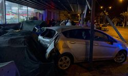Kontrolden çıkan otomobil manav tezgahına daldı