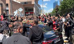 CHP Genel Başkanı Kılıçdaroğlu, Genel Merkez'de çiçeklerle karşılandı