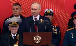 Putin’den Kızıl Meydan’da gövde gösterisi: Meçhul Askerler Anıtı’na çelenk bıraktı