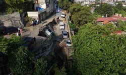 Aşırı yağışla birlikte çöken yol 5 aracı yuttu