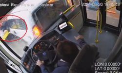Otobüs şoförü uykuya daldı, önündeki araca çarptı... Lise öğrencisi iki aracın arasında böyle sıkıştı