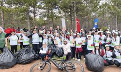 Eskişehir’de öğrenciler ormandaki çöpleri topladı