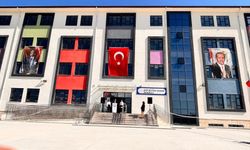 Eskişehir'deki o okullarla ilgili iddialara yalanlama: Posterler rüzgâr nedeniyle toplandı, yeniden asıldı