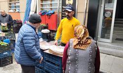 Eskişehir Esnaf Odaları Birliği Başkanlığına seçilen Karamanlı’dan pazarda lokum ikramı