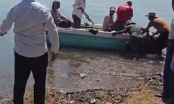 Bahçede fenalaşan hasta, tekneyle ambulansa ulaştırıldı