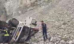 Feci kaza: Freni patlayan tırdan atlayan sürücü öldü, 2 kişi yaralandı