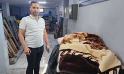 Battaniyenin içinden çıkan para ve cüzdanları teslim etti, yaşlı kadın poşeti sordu