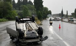Kayganlaşan yolda takla attı