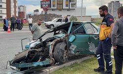 Refüje çıkan otomobil hurdaya döndü