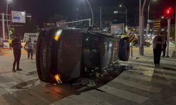 Otomobille çarpışan araç yan yattı: 11 yaralı