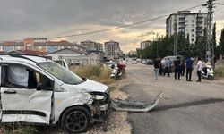 İki hafif ticari araç birbirine girdi: Yaralılar var