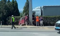 Panelvan yön tabelasına çarptı: 1 ölü, 2 yaralı