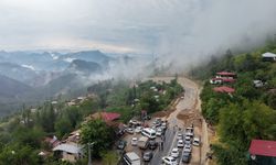 Şiddetli yağış heyelana yol açtı, motosiklet toprak altında kaldı