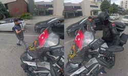 Su satan çocuk, camında Türk bayrağı olan motosikletliye su hediye etmek istedi