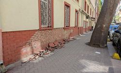 Eskişehir'de cami duvarının tuğlaları kaldırıma döküldü