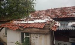 Sağanak yağış Eskişehir'i vurdu: Müstakil bir evin çatısında zarar oluştu