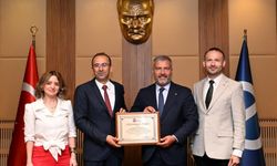 TURAK’tan Anadolu Üniversitesi EMYO’ya akreditasyon plaketi
