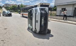 Eskişehir'de hafif ticari araç PTT aracına çarptı: 2 yaralı