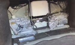 Otomobilin bagajındaki zuladan onlarca silah parçası çıktı